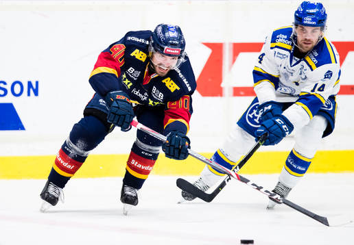 Djurgårdens Jacob Josefson i kamp om pucken med Leksands