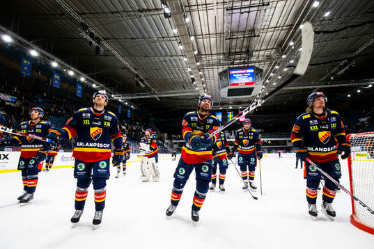 Djurgårdens spelare med Jacob Josefson (m) tackar publiken