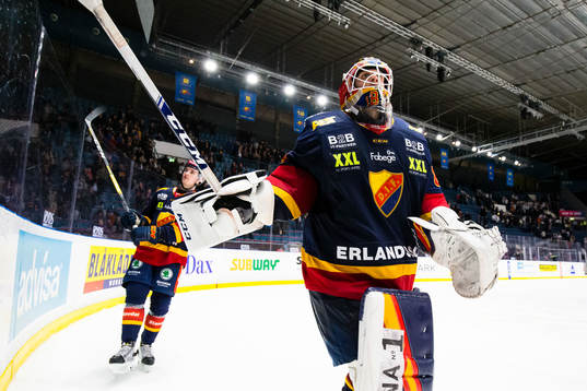Djurgårdens målvakt Niklas Svedberg firar segern