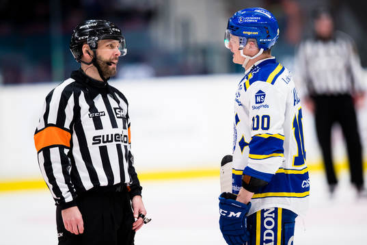 Leksands Martin Karlsson diskuterar med Domare Marcus Linde