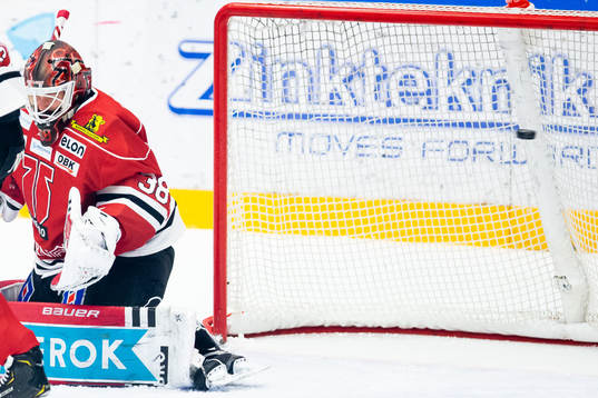 Örebros målvakt Dominik Furch släpper in 1-0