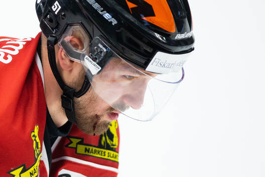 Örebros Rasmus Rissanen lämnar isen skadad