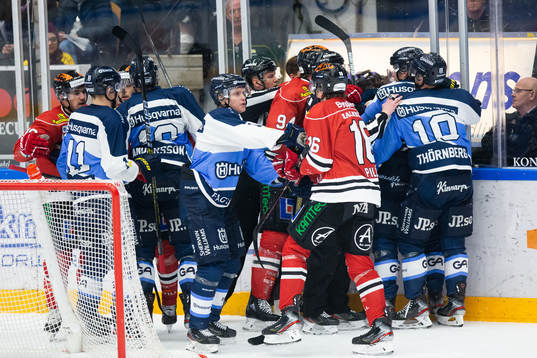 Spelare ur HV71 och Örebro bråkar bakom mål
