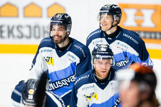 Spelare ur HV71 jublar