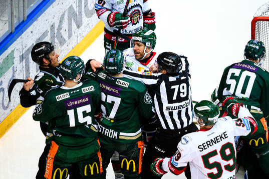 Bråk mellan Färjestads Gustav Rydahl och Frölundas Joel