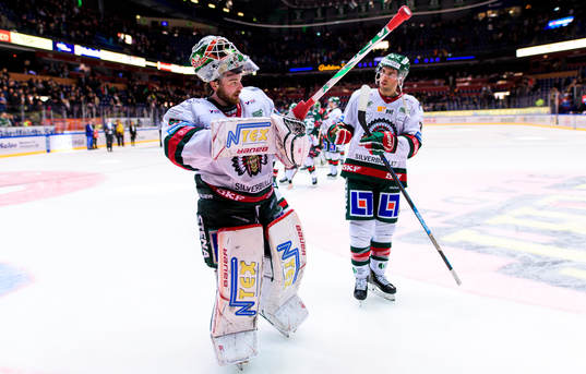Frölundas målvakt Niklas Rubin och Brandon Gormley deppar