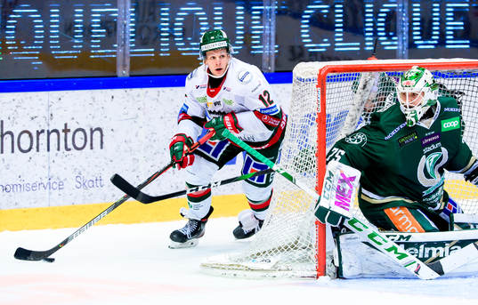 Frölundas Max Friberg och Färjestads målvakt Arvid Holm