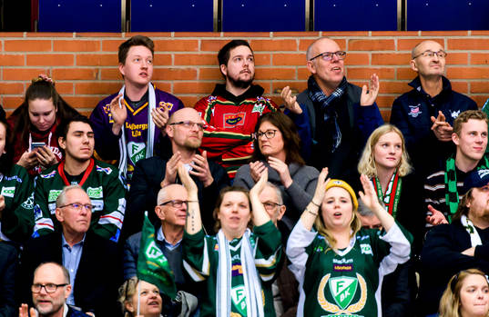 Färjestads supportrar jublar och Frölundas supporter