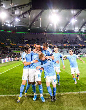 Isaac Kiese Thelin of Malmö FF celebrate the 0-1 goal