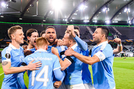 Isaac Kiese Thelin of Malmö FF celebrate the 0-1 goal