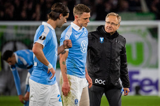 Sören Rieks with a wounded leg speaks with Pär