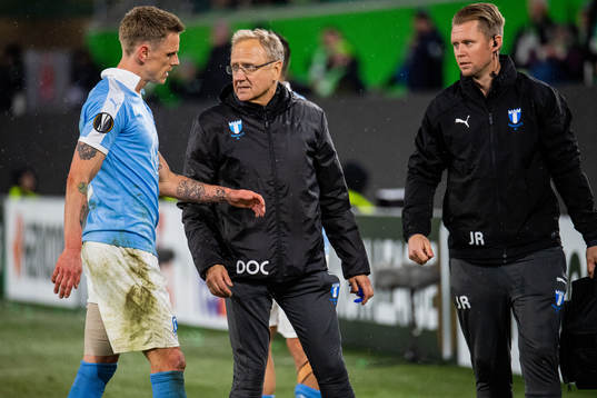Sören Rieks with a wounded leg speaks with Pär