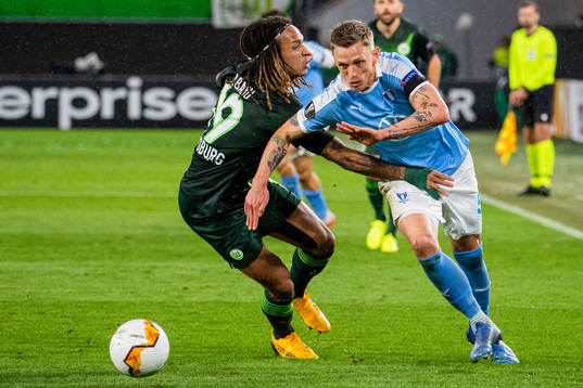 Sören Rieks and Kevin Mbabu of Wolfsburg