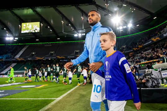 Isaac Kiese Thelin of Malmö FF enters the pitch