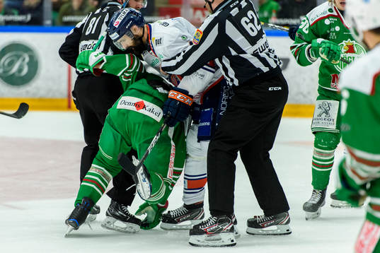 Rögles Taylor Matson  och Växjös Daniel Rahimi i bråk