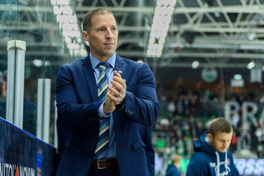 Rögles tränare Cam Abbott jublar