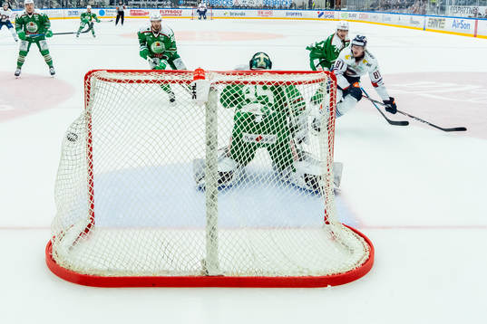 Växjös Fredrik Karlström skjuter 1-2