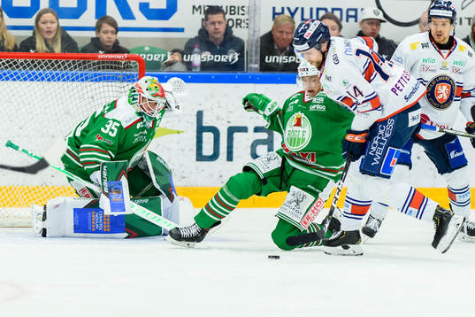 Växjös Emil Pettersson skott täcks ab Rögles Samuel