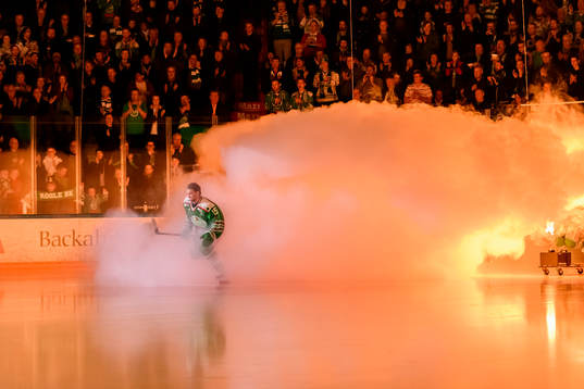 Rögles Simon Ryfors inder intro innan ishockeymatchen i
