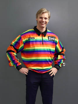 Domare Mikael Andersson i pride-tröja före