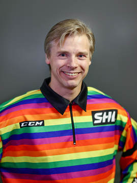 Domare Mikael Andersson i pride-tröja före