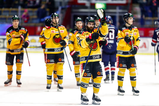 Luleås spelare med Jack Connolly tackar publiken
