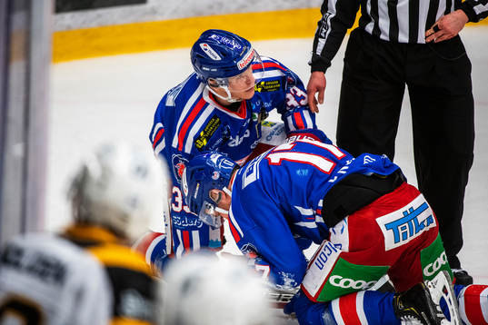 Oskarshamns Jonas Engström har ont och får hjälp av