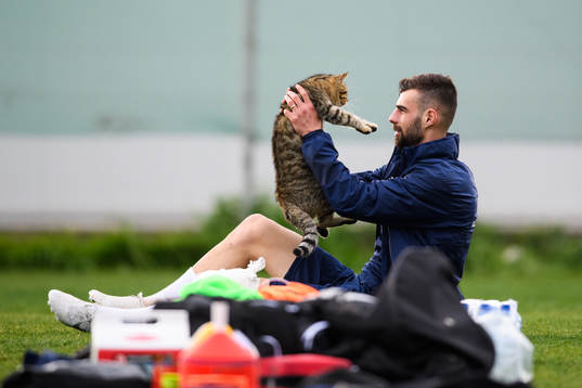 Egzon Bejtulai leker med en katt