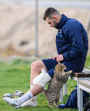 Egzon Bejtulai med en katt