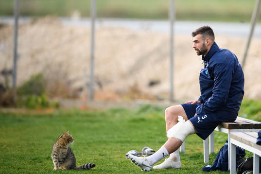 Egzon Bejtulai med en katt