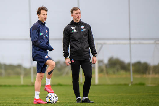 Alex Timossi Andersson och assisterande tränare med