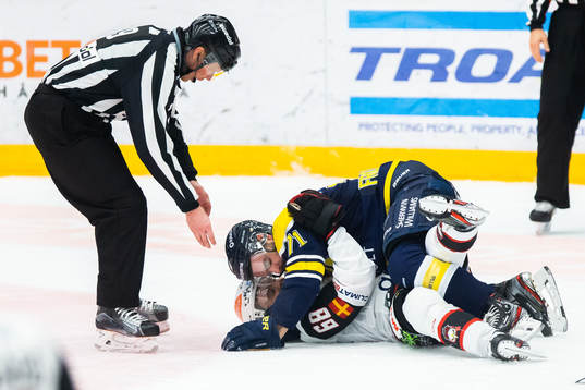 s Linus Fröberg i slagsmål