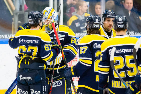 s Christoffer Törngren och målvakt Hugo Alnefelt jublar