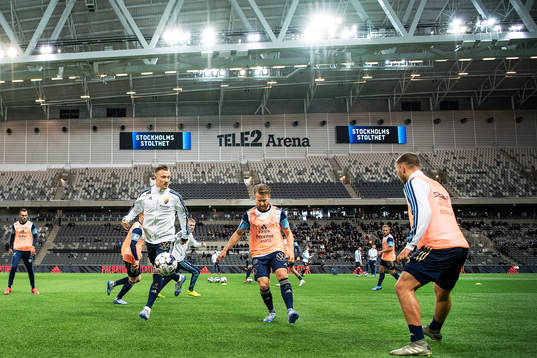 Djurgårdens Fredrik Ulvestad och Jacob Une Larsson värmer