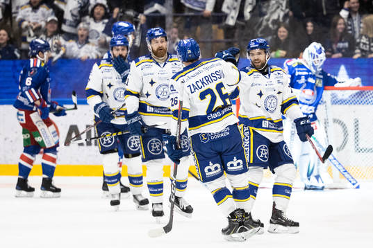 Leksands Patrik Zackrisson jublar med lagkamrater