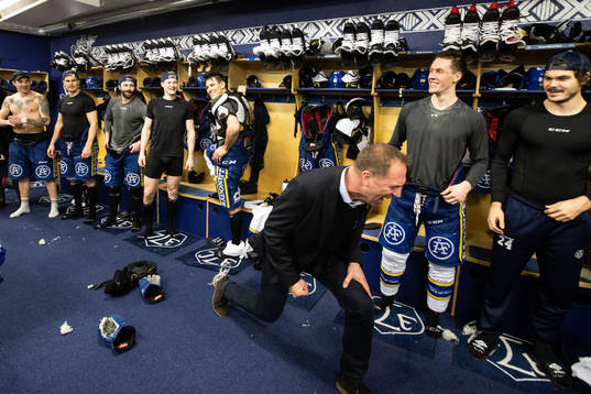 Leksands målvaktstränare Jonas Levén jublar i