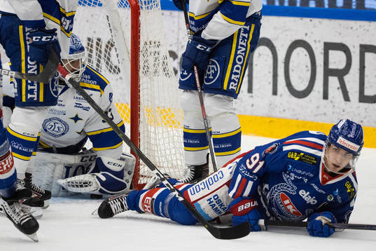 Oskarshamn Rickard Palmberg framför Leksands målvakt Axel