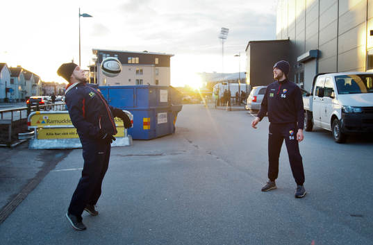 Djurgårdens Robin Norell värmer upp med fotboll