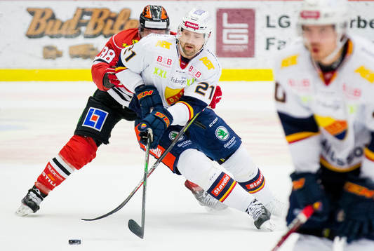 Djurgårdens Patrik Berglund och Örebros Joonas Rask