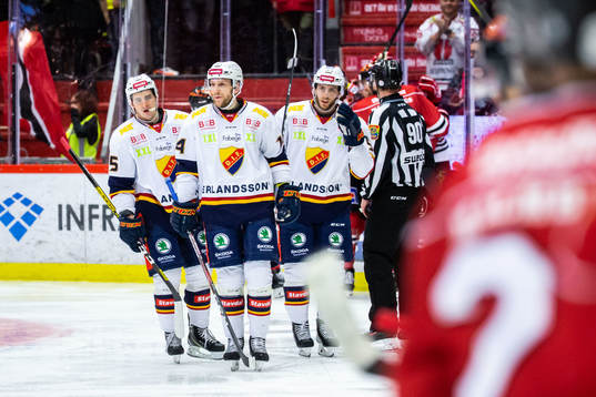 Djurgårdens Michael Haga och Tom Wandell deppar