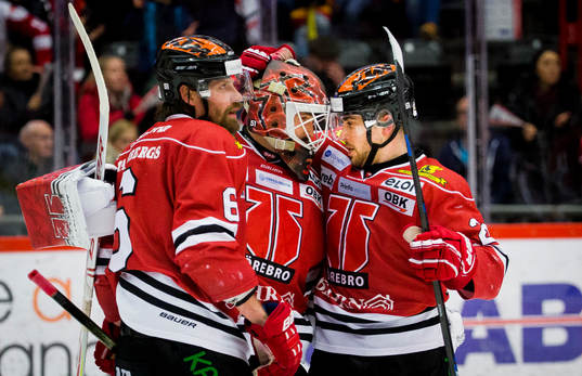 Örebros målvakt Dominik Furch jublar med Jonathan