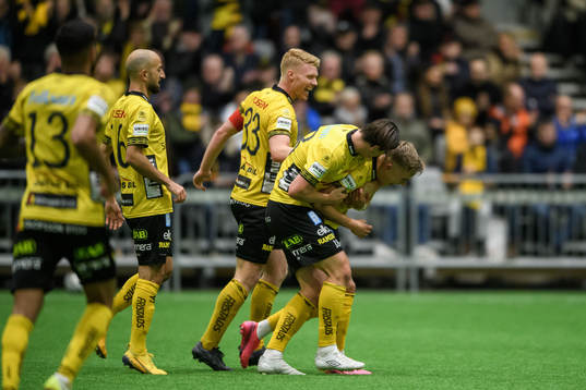 Elfsborgs Per Frick jublar med lagkamrater