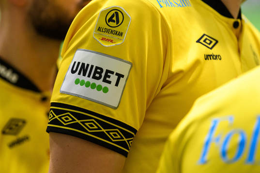 Unibets och Allsvenskans logga på tröja