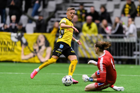 Elfsborgs Jesper Karlsson och Brages målvakt Adrian Engdahl