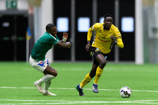 Elfsborgs Joseph Okumu och Brages Christian Kouakou