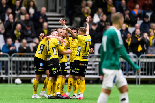 Elfsborgs Per Frick jublar med Rasmus Alm, Robert Gojani,