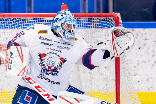 Linköpings målvakt Jonas Gustavsson stoppar en puck i