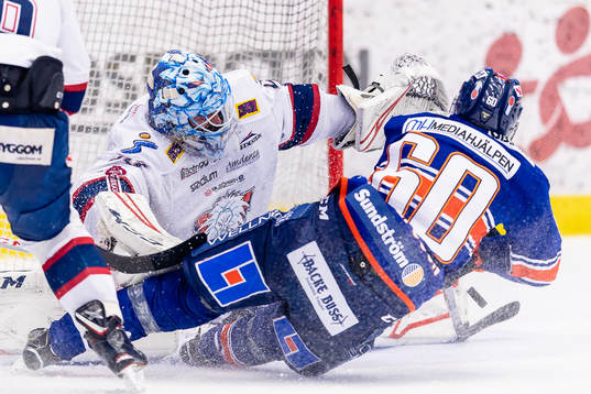 Växjös Erik Josefsson krockar med Linköpings målvakt