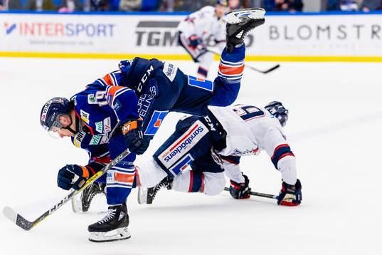 Växjös Casey Bailey tacklar Linköpings Patrik Lundh
