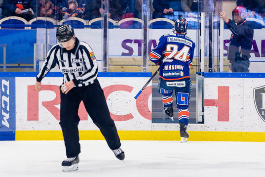Växjös Brendan Shinnimin på väg ut i utvisningsbåset